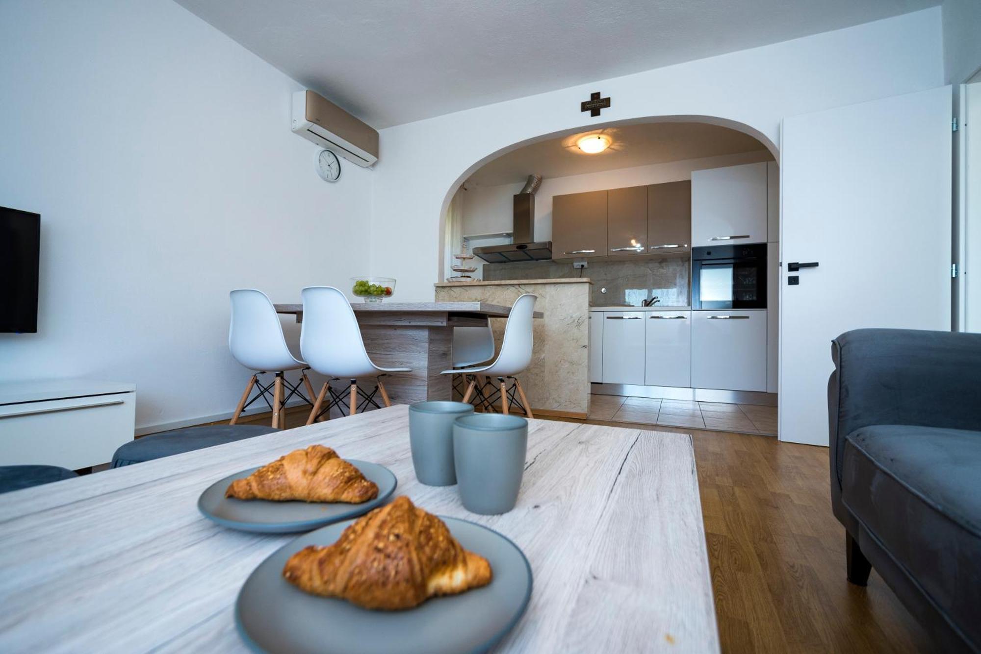 M&M Pelivan Apartments Solin Exterior foto